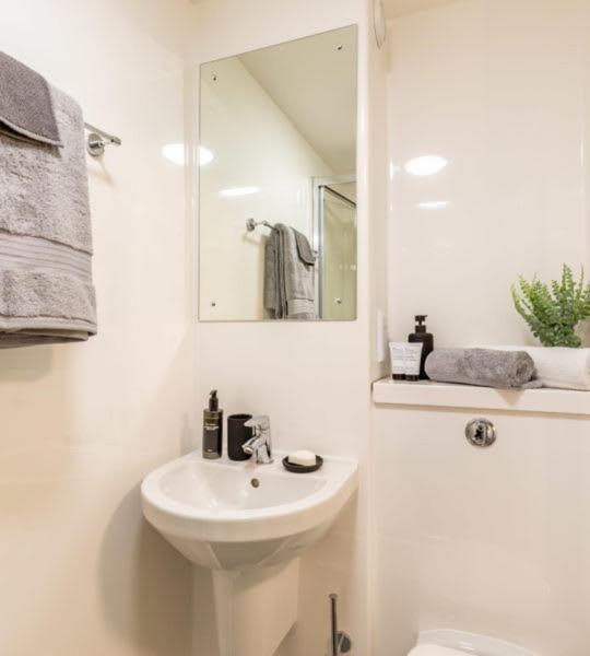 Newton Court Newcastle Ensuite Rooms นิวคาสเซิล อะพอน ไทน์ ภายนอก รูปภาพ